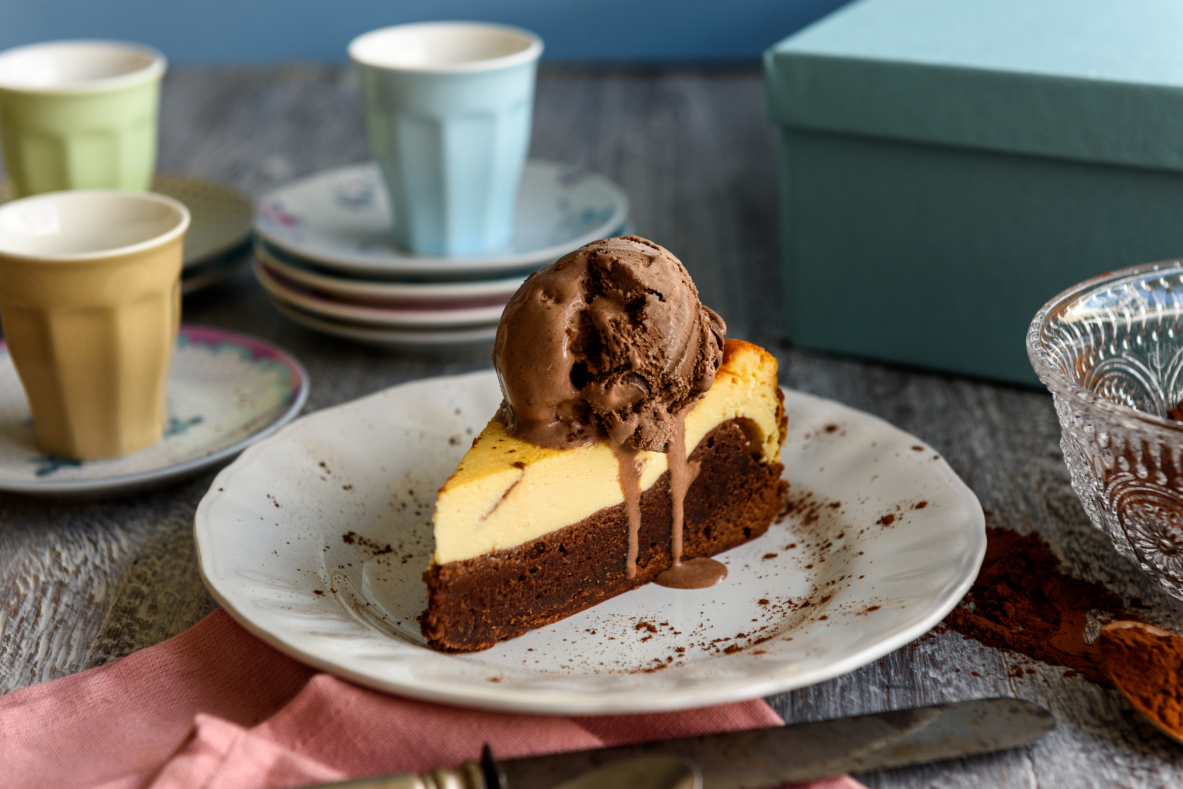 Oven baked cheesecake, served with ice cream Arla